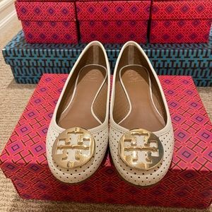 ❤️Tory Burch Beautiful white flats, perfect for summer!